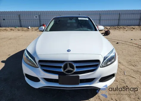 2015 Mercedes-Benz C 300 z USA, uszkodzony, nr VIN 55SWF4JB9FU056298